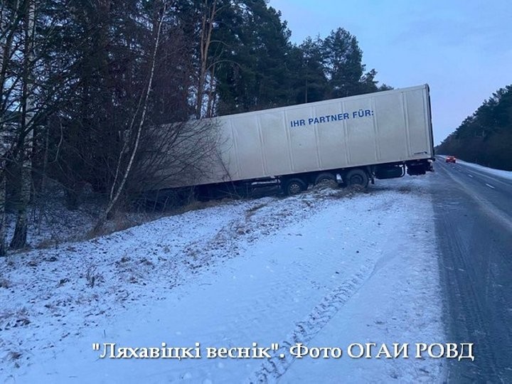 В Ляховичском районе фура съехала в кювет